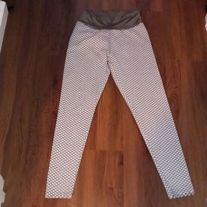 Butt enhancing leggin Gray and white in color size small with the scrunchie butt